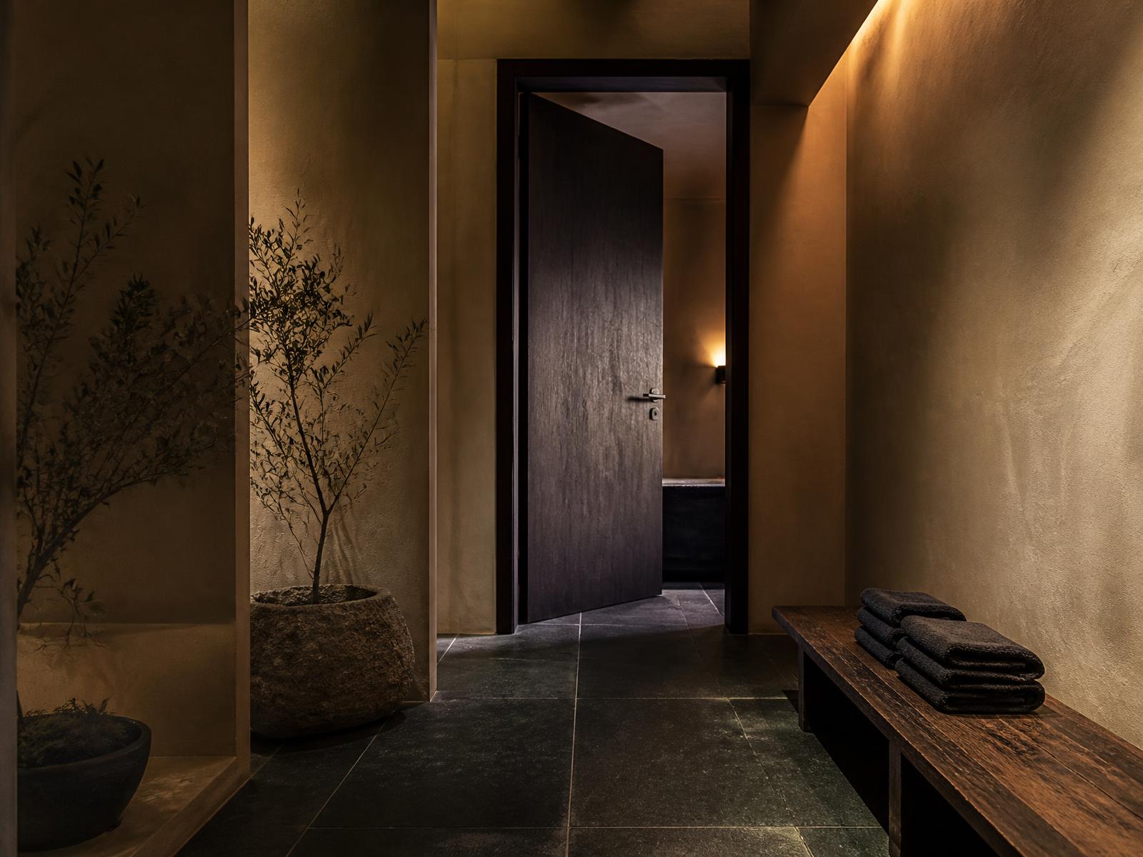 Entree en gang van de onbemande studio met dark oak deur en warm licht